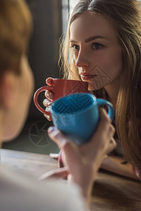 年轻女一起喝咖啡的特写镜头图片