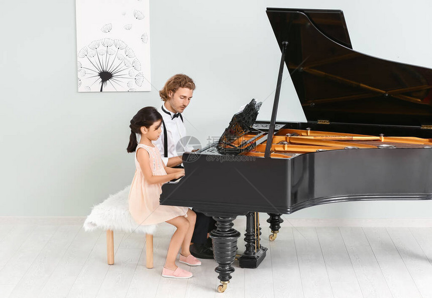 男人教小女孩弹钢琴人教图片