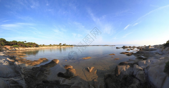 海景与沿海岩石的海景平静图片