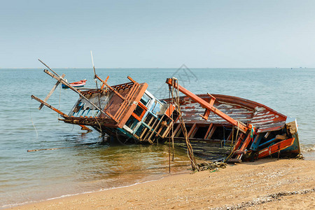 旧海难或废弃海难破损的渔船靠岸搁置背景图片
