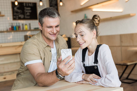 快乐的父亲和少女儿在咖啡馆图片