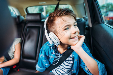 快乐的小男孩在汽车里听音乐图片