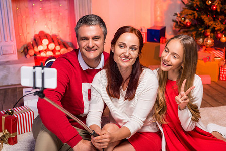 幸福的家庭在圣诞节上自拍在图片