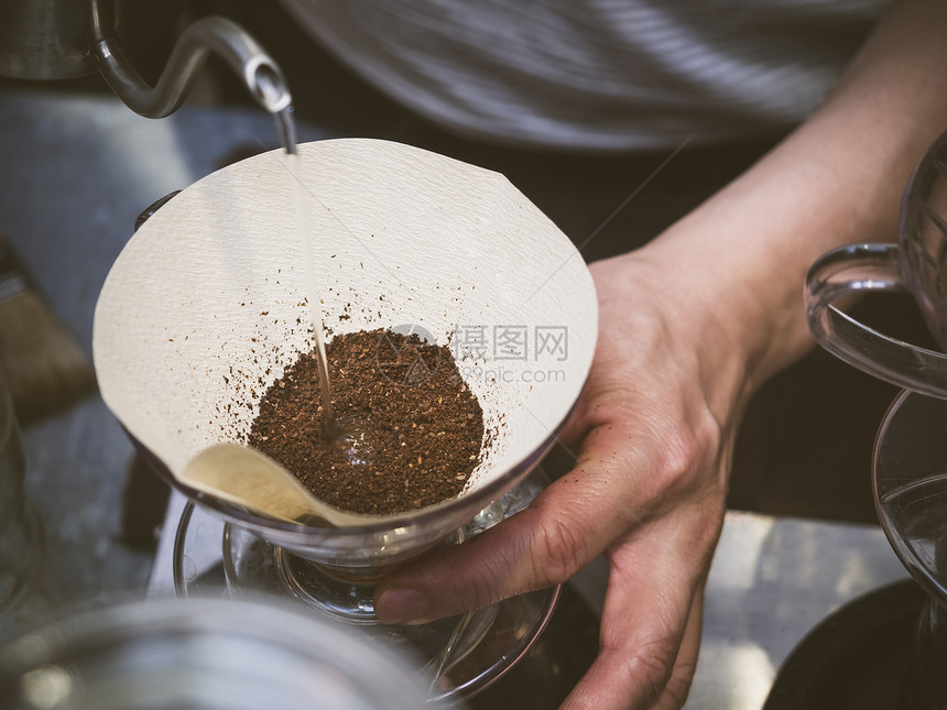 用过滤器在咖啡地面上倒水的Bar图片