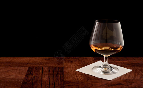 威士忌杯子在酒吧顶部卖孤背景图片
