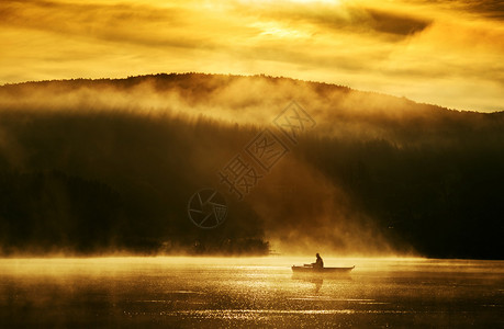 清晨的日出在阳光下钓鱼的人图片