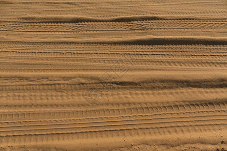轮胎在沙子上留下痕迹质地图片