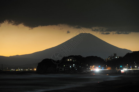 在日本山的fuji山暴风雨下在背景图片