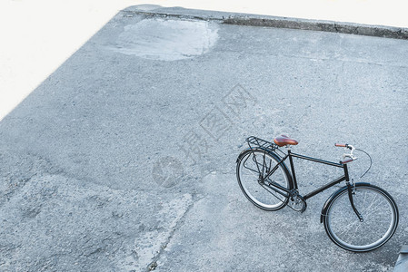 城市街道上一辆自行车的图片