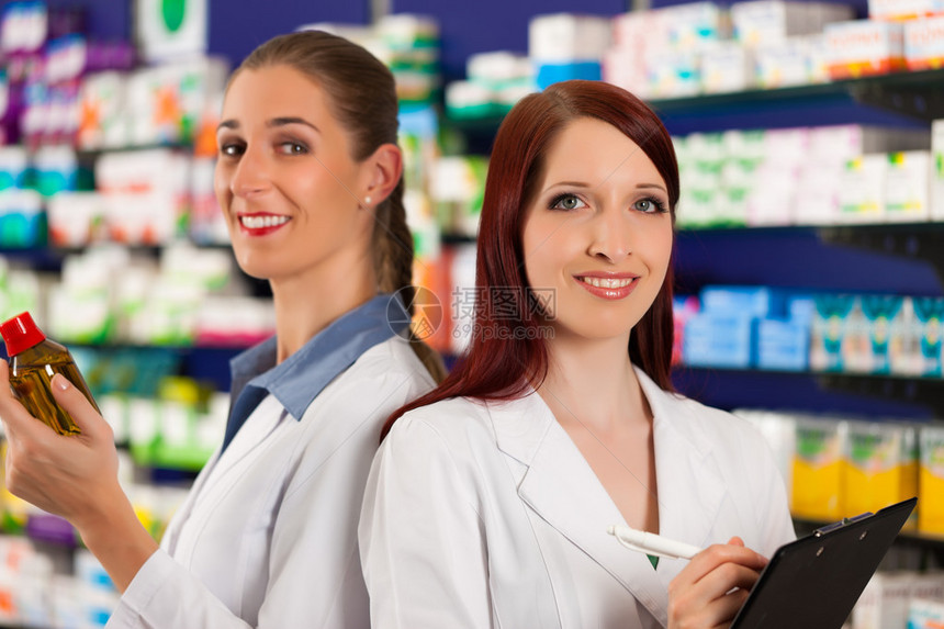 药店女助理药剂师和女助理药剂师站在装有图片