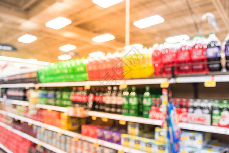 美国商店的软饮料过道图像模糊经济实惠种类繁多的含糖饮料导致美国日益严重的肥胖问题超市货架上展示背景图片