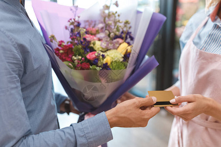 花店给客户用信卡付款的花图片