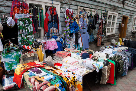 市场便宜货户外跳蚤市场街头摊位的服装背景图片