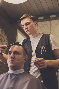 理发师在理发店用理发剪理发男美发沙龙图片