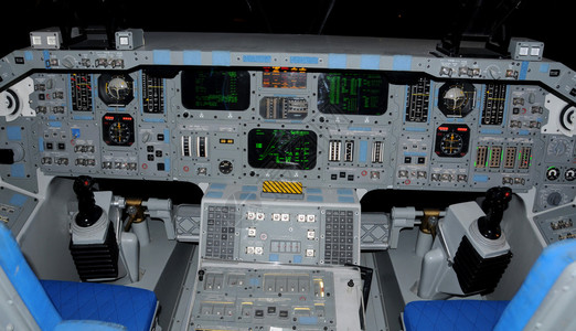 航天飞机驾驶舱和仪表板图片