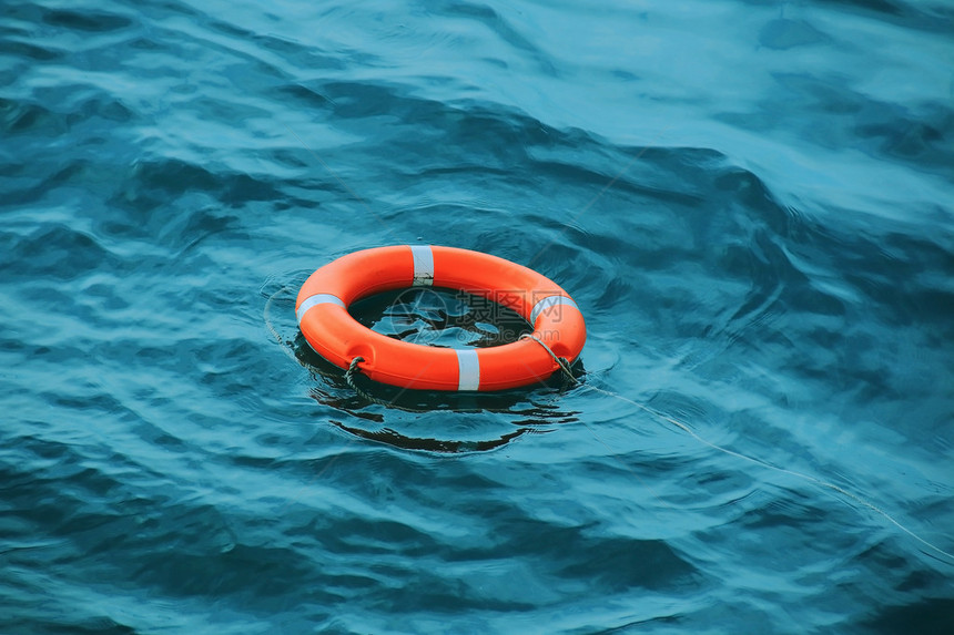 救生圈浮在水面上救人图片