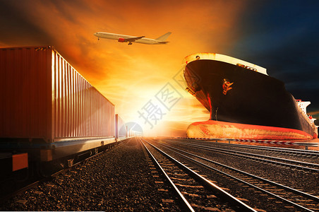 集装箱列车在港口货运机上飞行的商用船于物流和图片