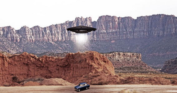 沙漠中的不明飞行物绑架图片素材