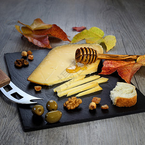 固体奶酪板荷兰古达奶酪经证实的橄榄图片