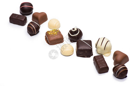近距离观看各种美味的巧克力糖盒将白色图片