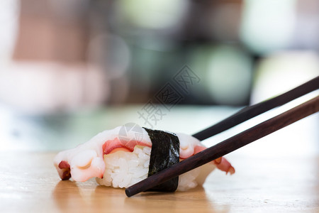 带筷子的寿司鱿鱼日本料理图片