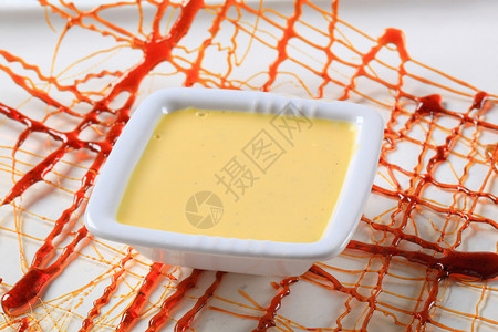 香草蛋奶冻小碟子用焦糖装饰的香草蛋奶冻图片
