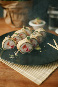 Maki寿司卷和鱼子酱在图片