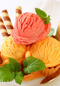 华夫饼篮里的冰淇淋图片
