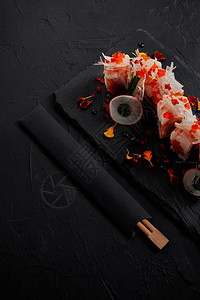 在石板和筷子上放虾鲑鱼和鳄梨的mamenori美食卷图片