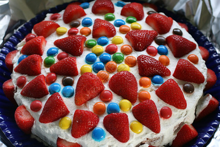 草莓蛋糕配五颜六色的糖果图片