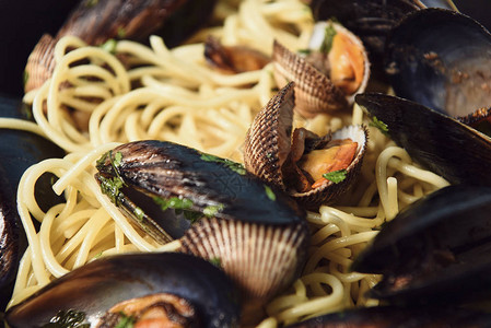 用软体动物和贻贝近距离观察美味的意大利面食图片