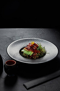 美味的日本切维奇海鲜鳄梨图片