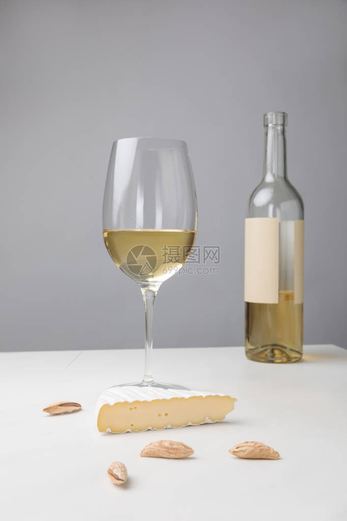 灰色上白奶酪杏仁葡萄酒杯图片