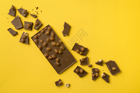 巧克力棒的顶部视图其零散碎片在图片