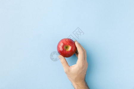 手握苹果的顶部视图图片
