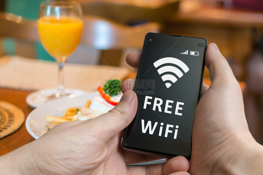 男人在餐厅用智能手机免费图片