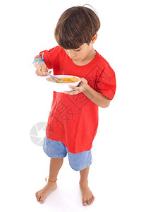 使用盘子和勺子吃饭的幼儿图片