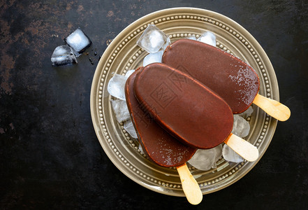 巧克力冰淇淋在冰的臀图片