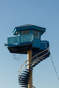 天蓝色背景下的海滩警卫塔背景图片