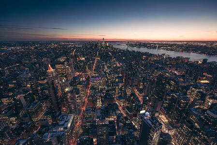曼哈顿市中心天际线与摩天大楼在黄昏图片