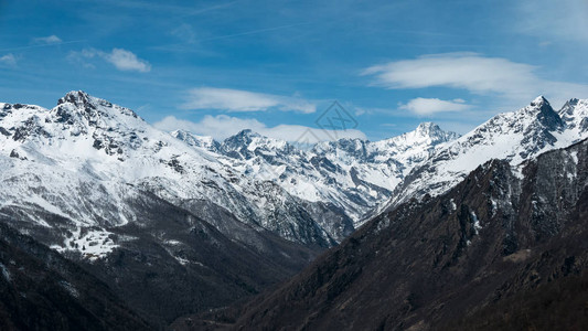 阿尔卑斯山高海拔山峰和白雪皑的山脊全景图片