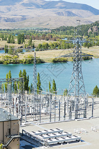 新西兰夏季日湖附近湖边输电站图片