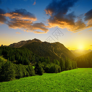 与山脉的高山风景在日落瑞士图片