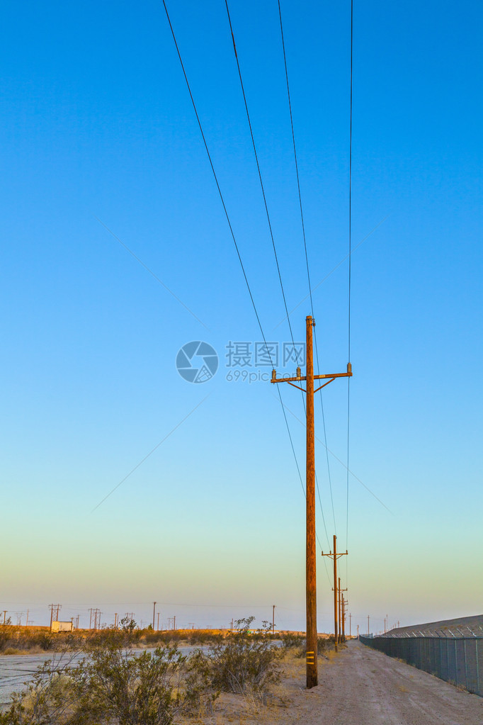 沙漠地区的电力陆路线图片