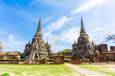 Ayutthaya历史公园位于蓝天下图片