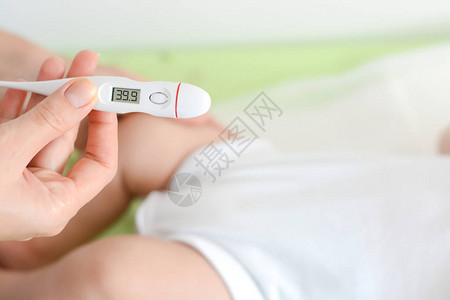 检查婴儿体温显示温度计高发烧单图片