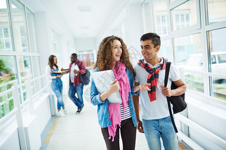 快乐的高中学生在大学走廊上课后图片