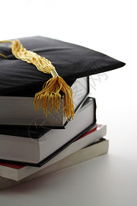 毕业帽和教科书背景图片