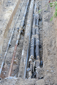 挖掘的战壕水管中的水管挖出的图片
