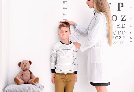 衡量小男孩在医院身高的年图片